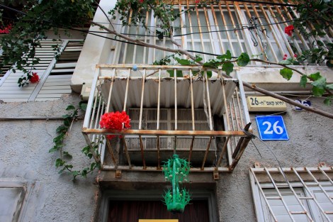 Tel-Aviv-Bottle-Israel-Street-Photography-Weekly-Assignment-Lines-Snap-Mammas