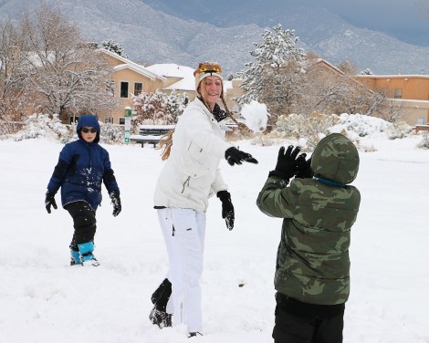 IMG_5271-SnowbalFight